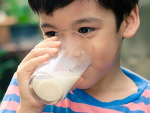 4 Alasan Balita Perlu Minum Susu 4 Alasan Balita Perlu Minum Susu
